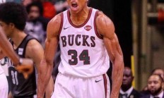 米兰体育-雄鹿队惨负马刺，哈克里斯状态低迷的简单介绍