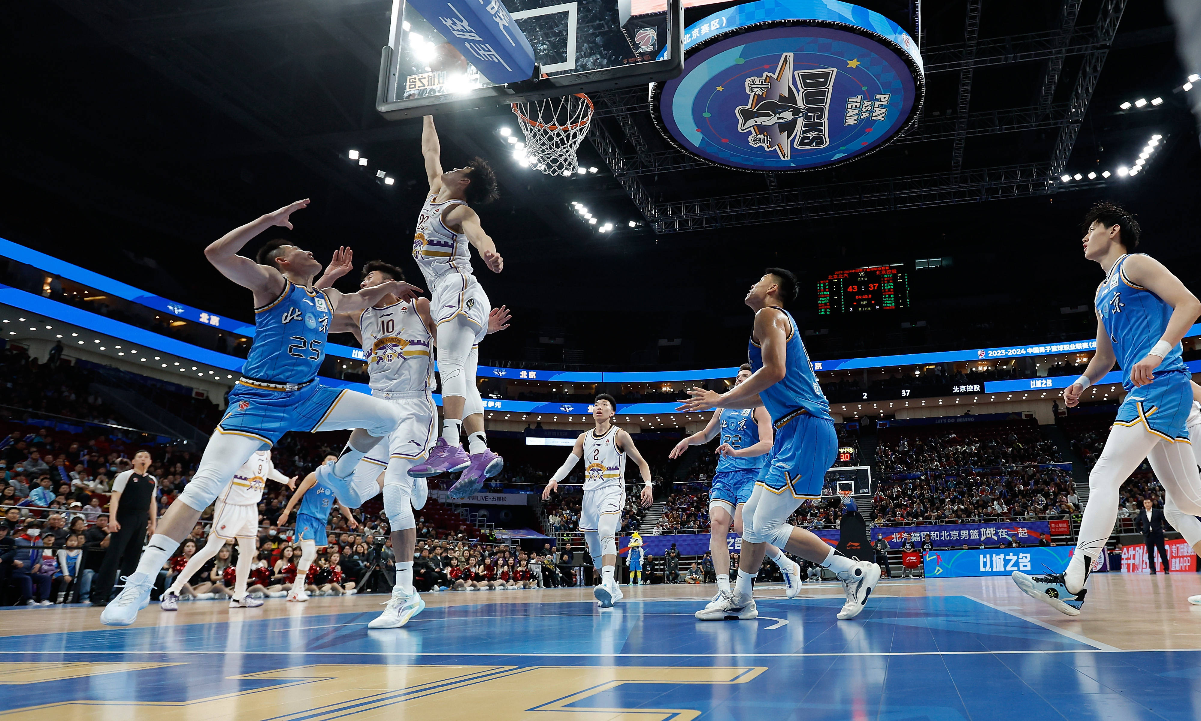 球员技艺展现出色，篮球世界杯赛场一片火热的简单介绍