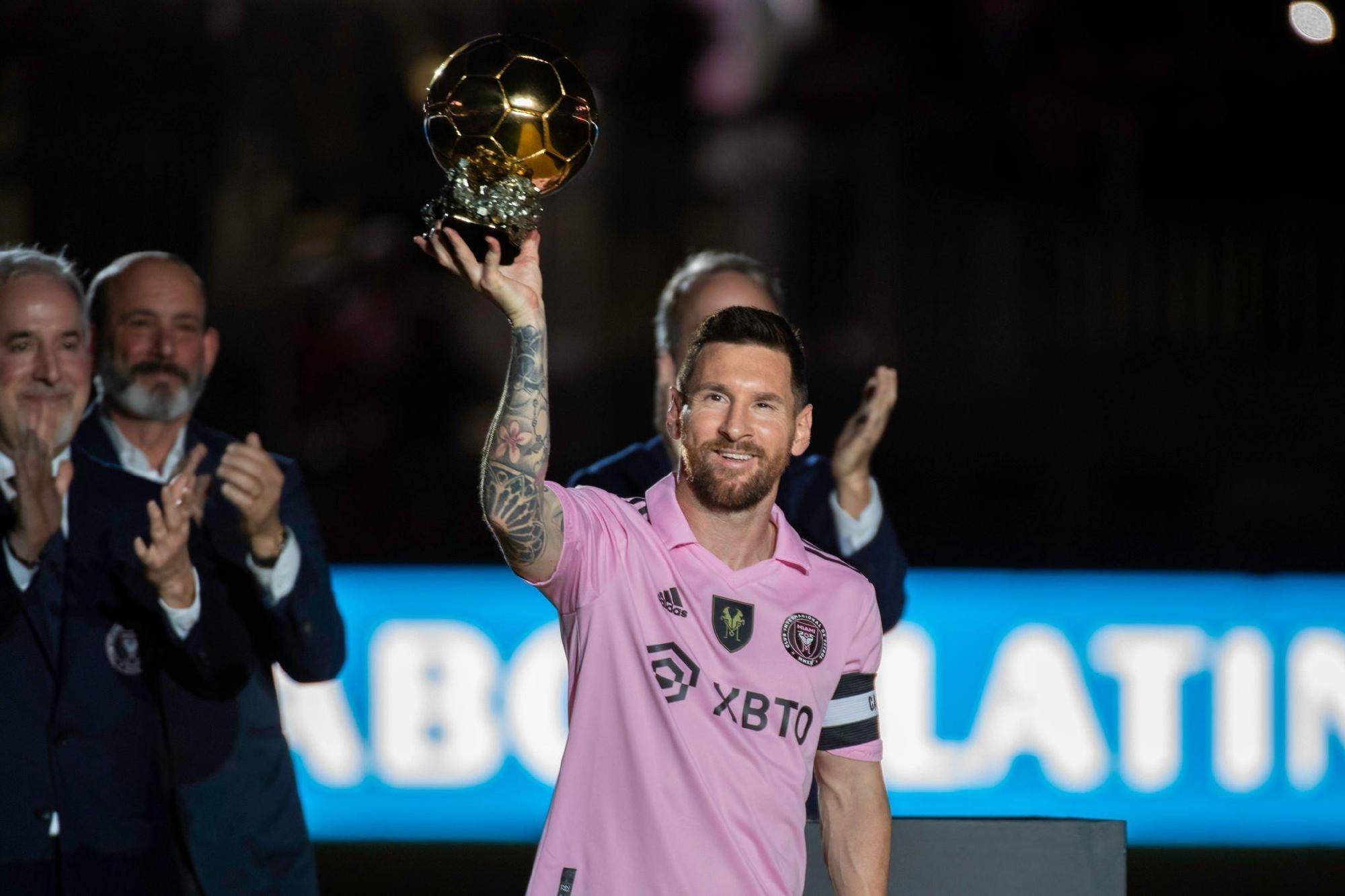 关于梅西获得金球奖，再度创造足坛历史的信息