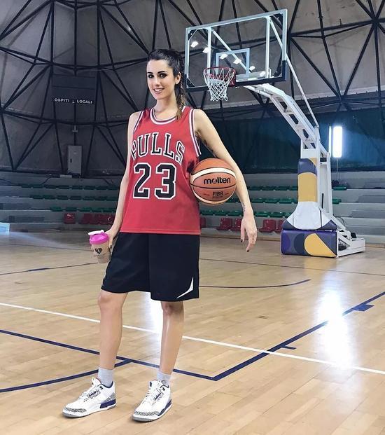 包含瑞典女篮震撼世界，篮球女神夺取冠军奖杯的词条