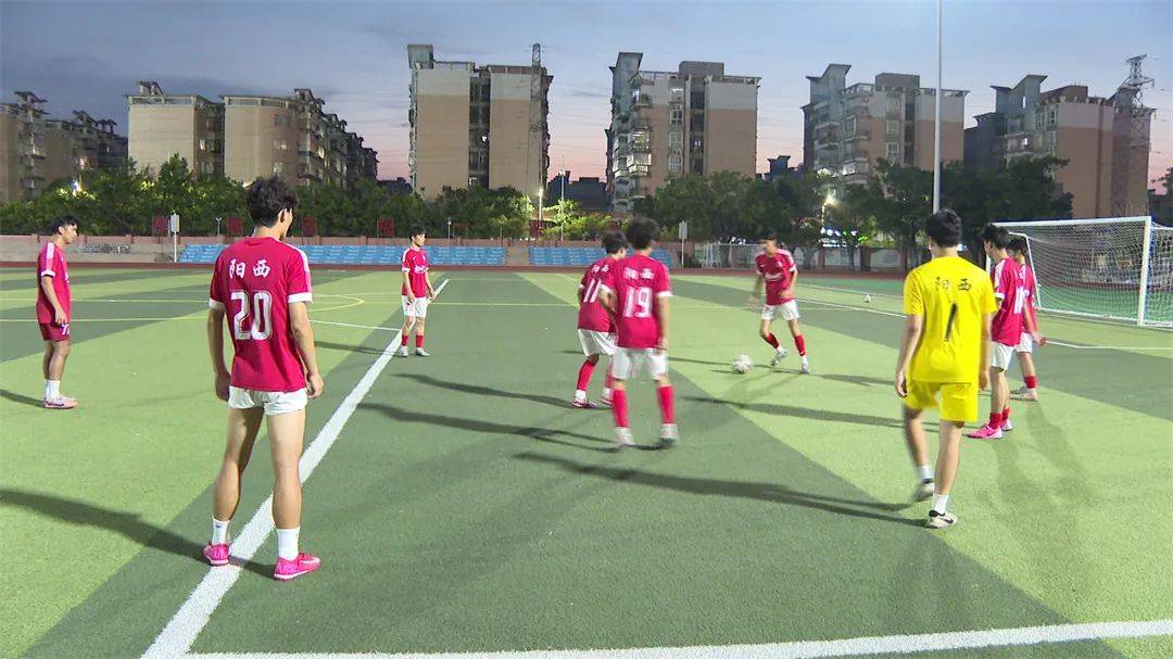 足球职业联赛赛程紧密，球员们积极备战的简单介绍