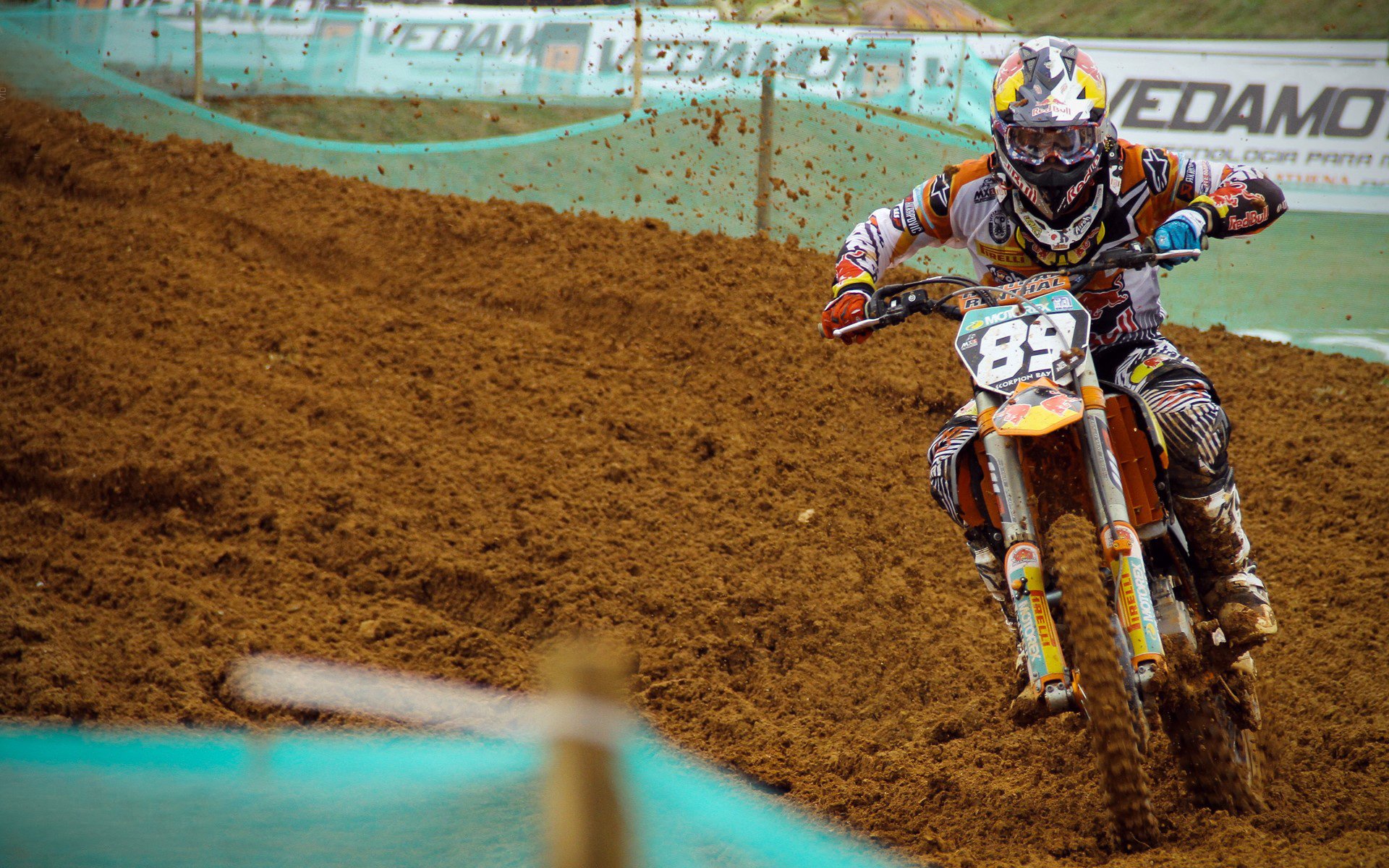 暗夜街道，独舞时刻，阿尔瓦雷斯在F1新加坡之夜的绝对主宰