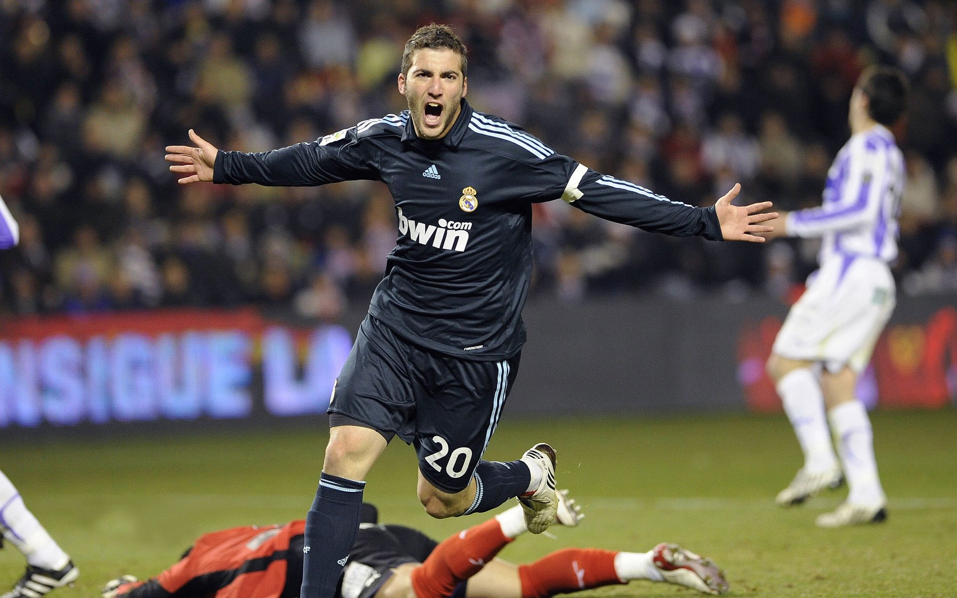 广厦铁壁锁热火,英格拉姆一剑封喉成关键先生